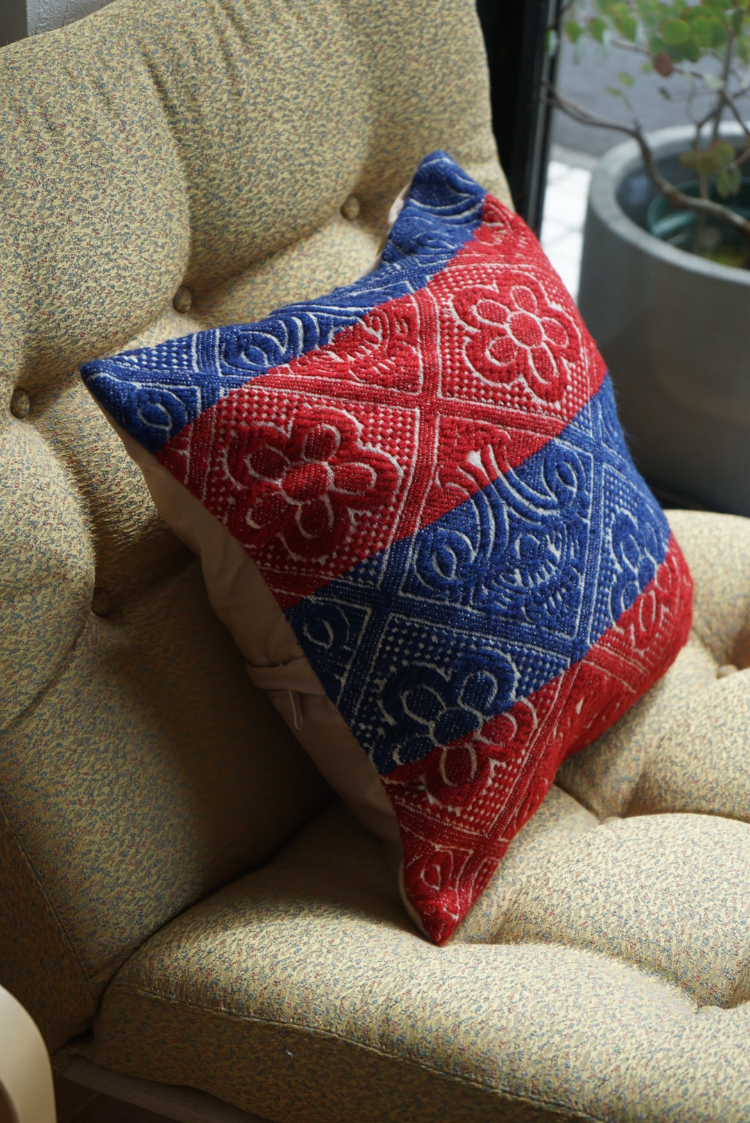 Türkiye Old Kilim Cushion Cover Bicolor Red , Blue Flower 40 × 40 cm No.TR25360