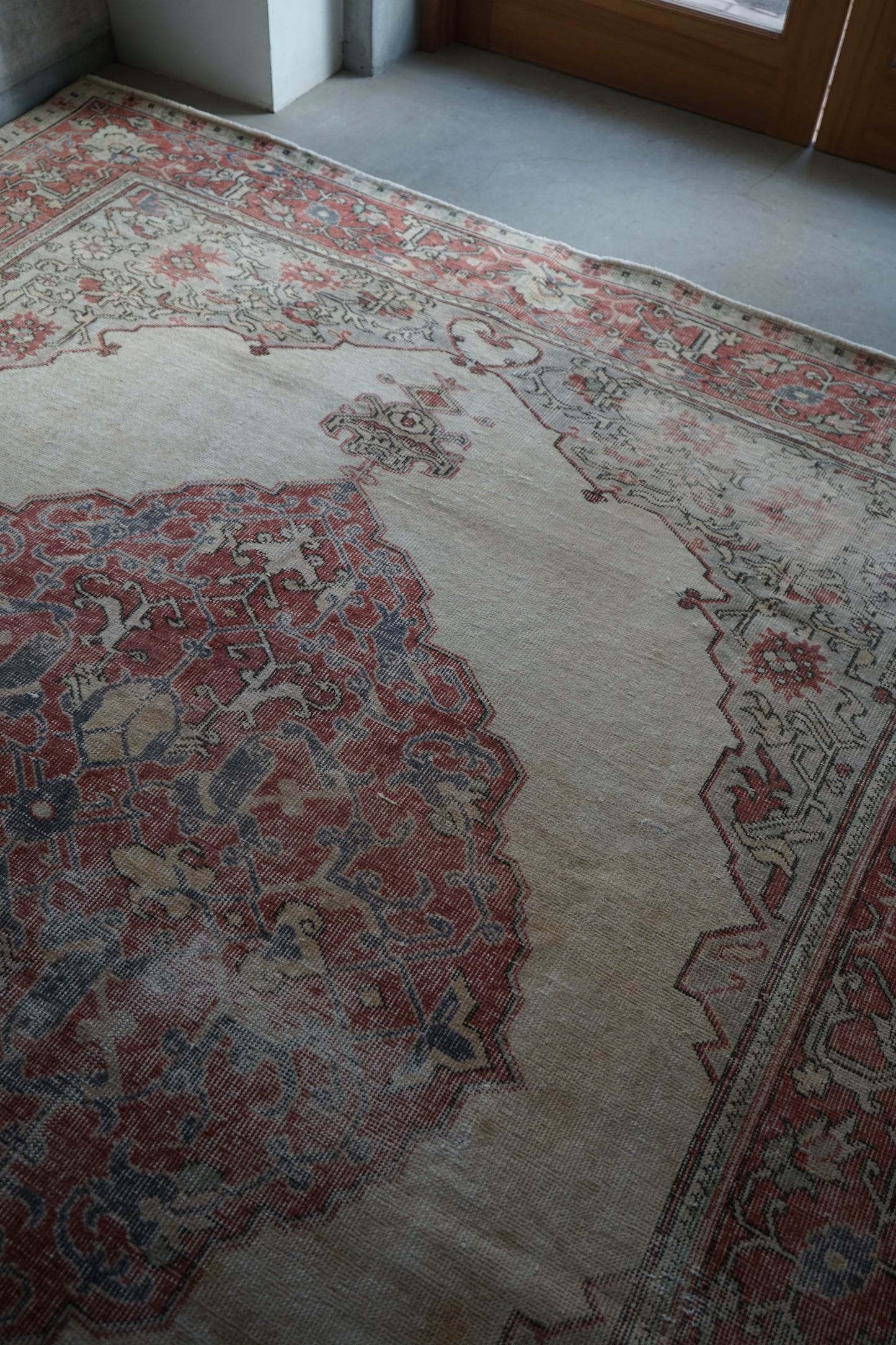 TURKEY OLD ISPARTA PINK BEIGE MEDALLION 1970年代 265 × 194 cm No.TR25213