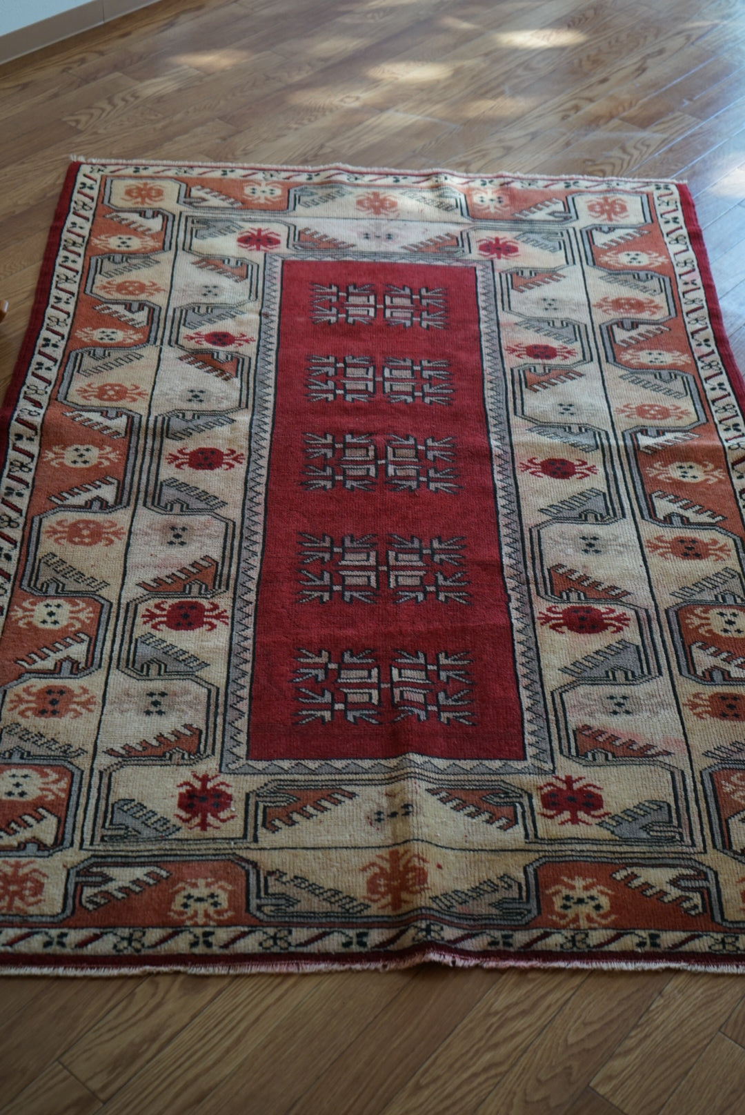 Türkiye Old Anatoria Beige , Red 1960年代 178 × 123 cm No.TR25552 / 国内送料無料・羊毛手織り絨毯