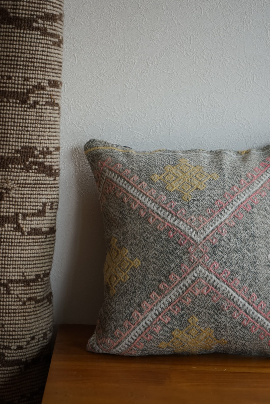 Türkiye Old Kilim Cushion Cover Tribal Design Glay 41 × 41 cm No.TR25533 / 送料無料・羊毛手織りキリム