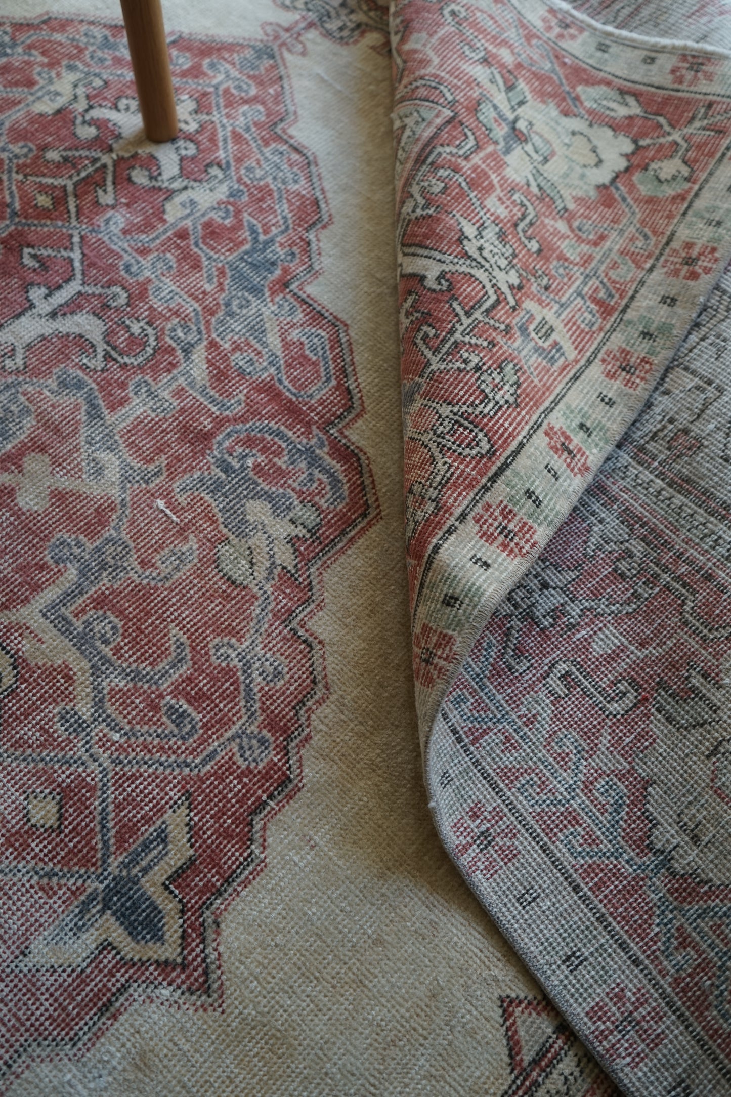 TURKEY OLD ISPARTA PINK BEIGE MEDALLION 1970年代 265 × 194 cm No.TR25213