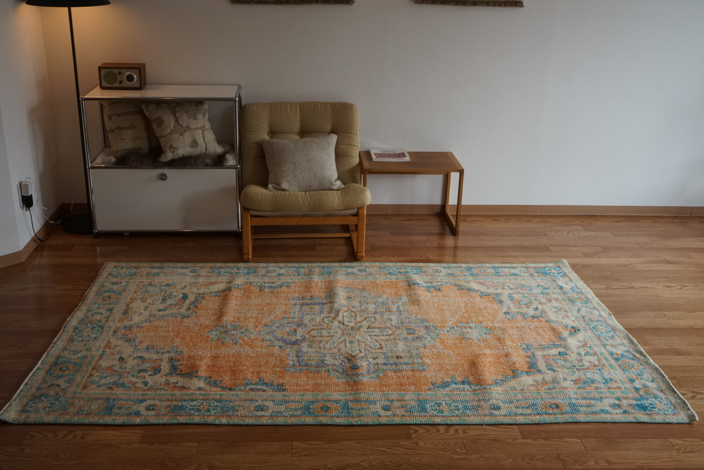Türkiye Old Isparta Beige , Orange , Blue , Green Flower Medallion 1970年代 232 × 132 cm No.TR25510 / 国内送料無料・羊毛手織り絨毯