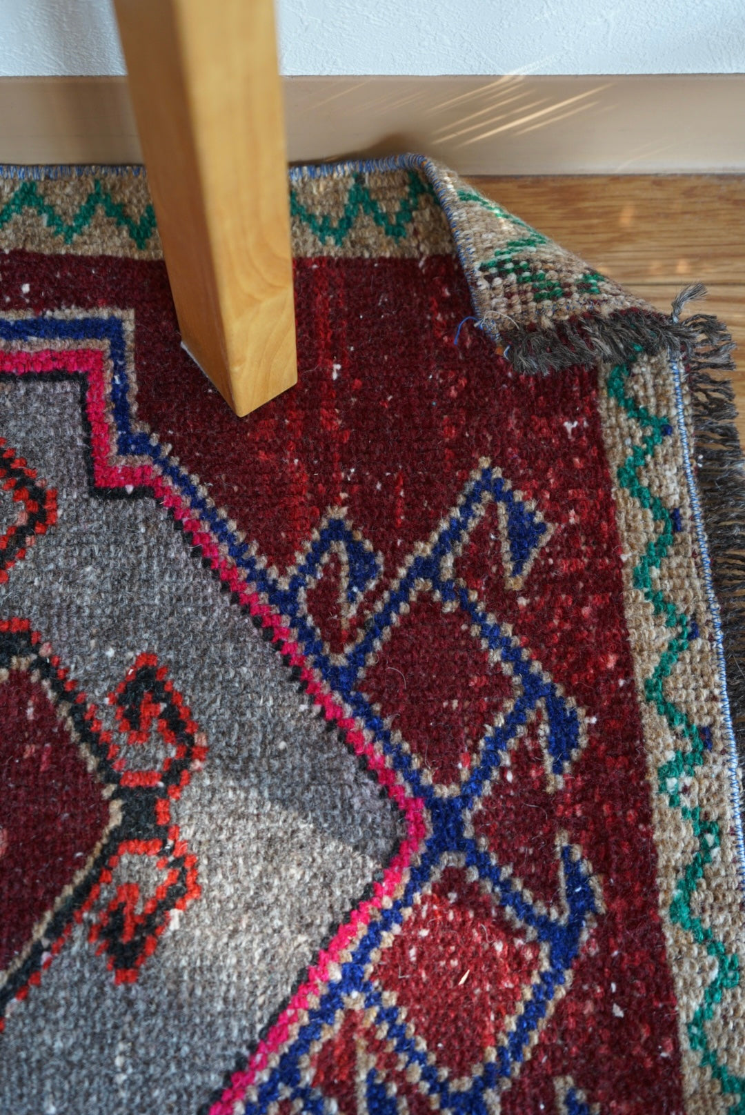 Türkiye Old Oushak Red , Green 1970年代 110.5 × 52 cm No.TR25541 / 国内送料無料・羊毛手織り絨毯