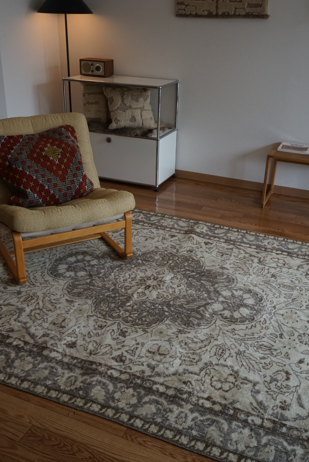 Türkiye Old Isparta Medallion Beige , Glay 1960年代 260.5 × 164 cm No.TR25492 / 国内送料無料