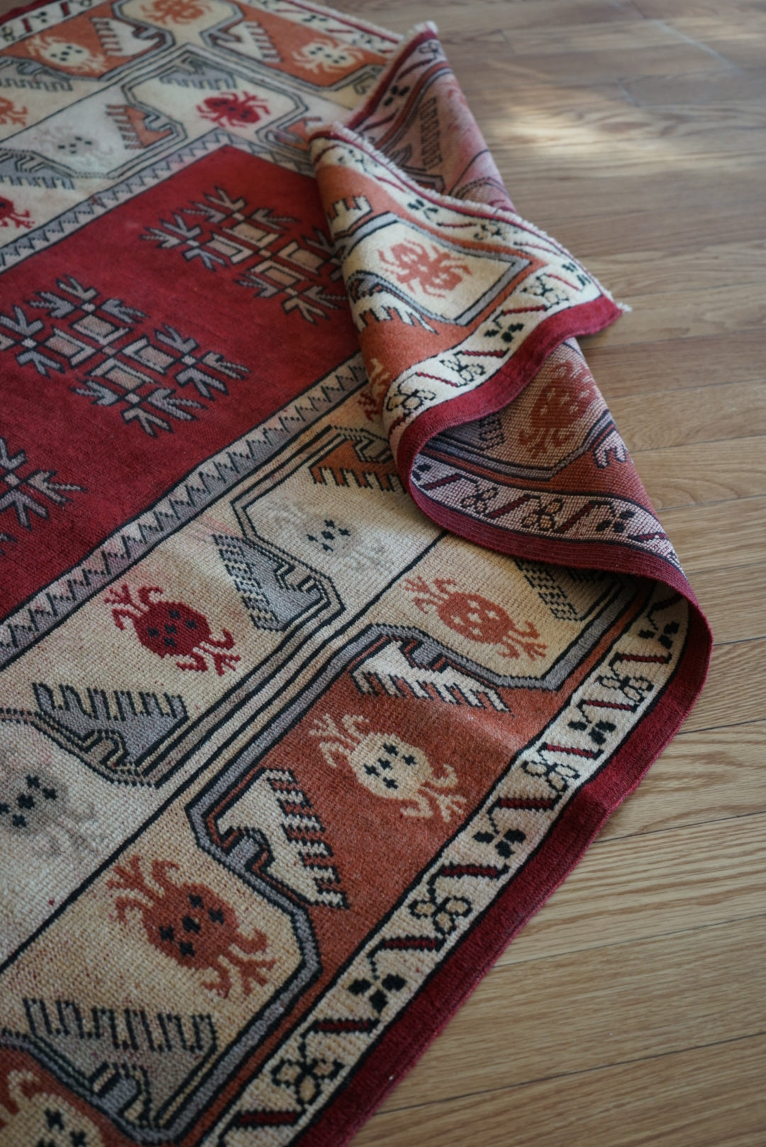 Türkiye Old Anatoria Beige , Red 1960年代 178 × 123 cm No.TR25552 / 国内送料無料・羊毛手織り絨毯
