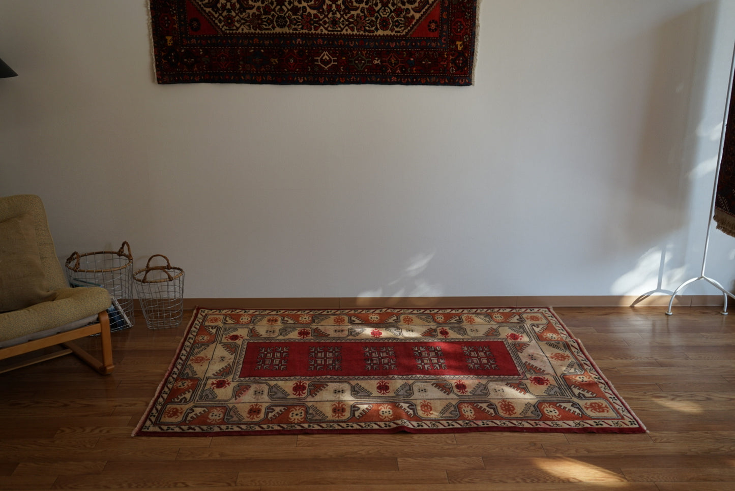 Türkiye Old Anatoria Beige , Red 1960年代 178 × 123 cm No.TR25552 / 国内送料無料・羊毛手織り絨毯