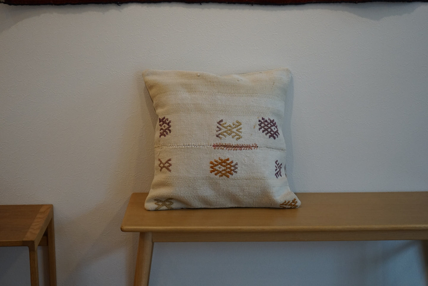 Türkiye Old Kilim Cushion Cover Ivory , Beige , Orange Tribal Patchwork Design 45 × 45 cm No.TR25570 / 送料無料・羊毛手織りキリム
