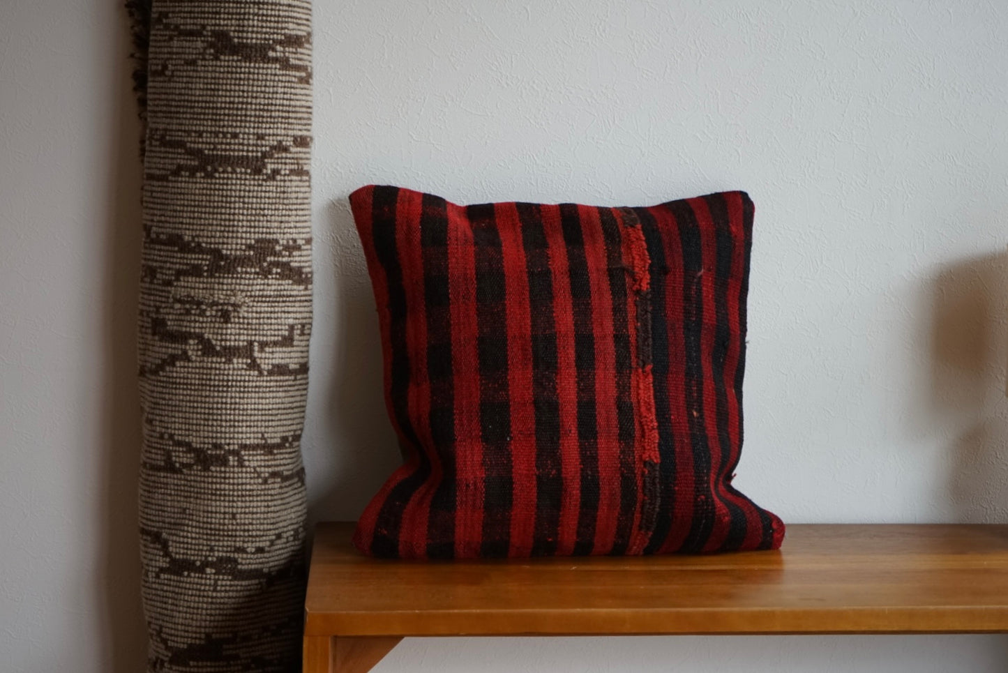 Türkiye Old Kilim Cushion Cover Red , Black Checker Design 50 × 50 cm No.TR25524 / 国内送料無料・羊毛手織りキリム