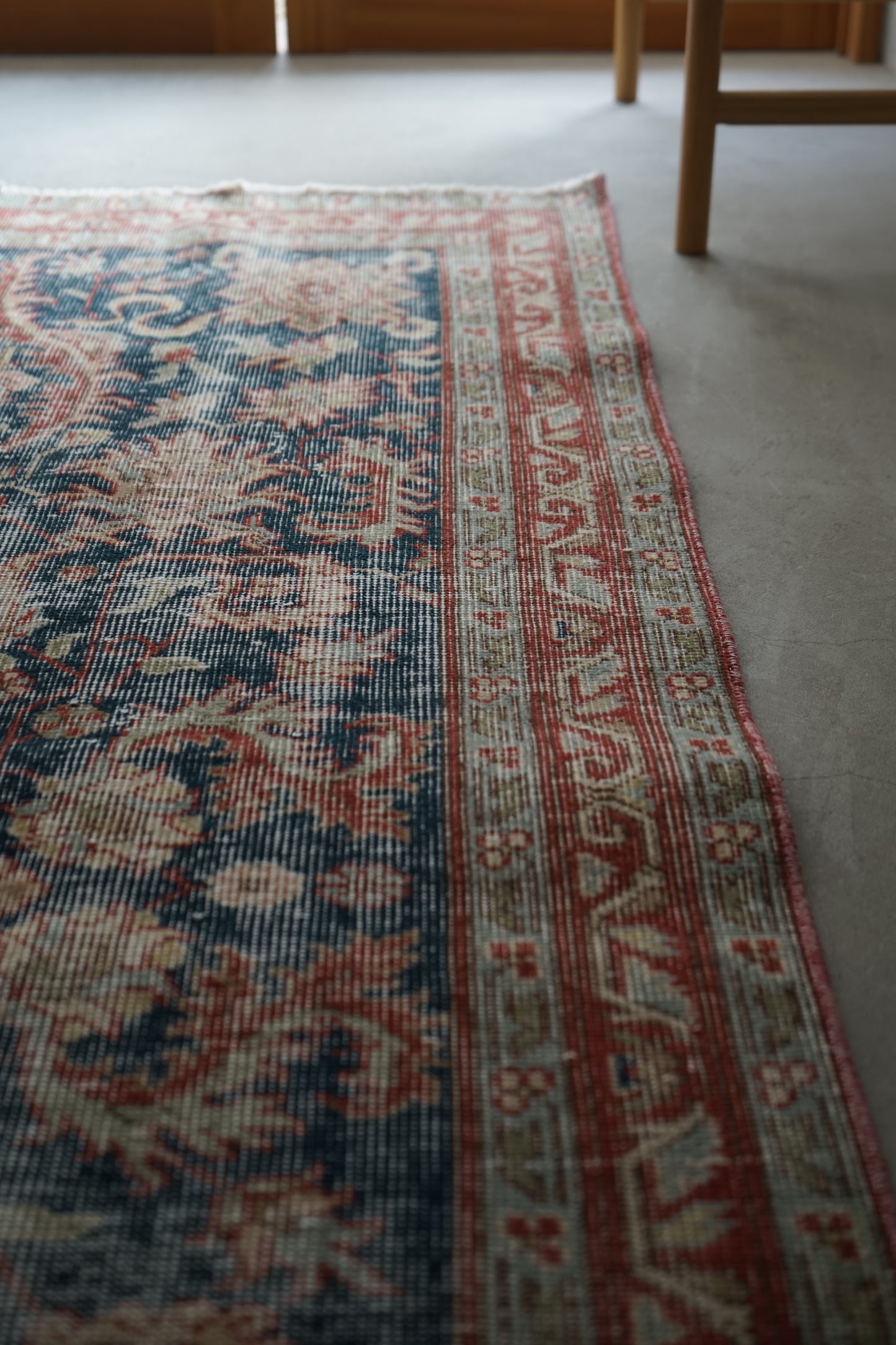 TURKEY OLD ISPARTA NAVY FLORAL 1970年代 207 × 114 cm No.TR25176