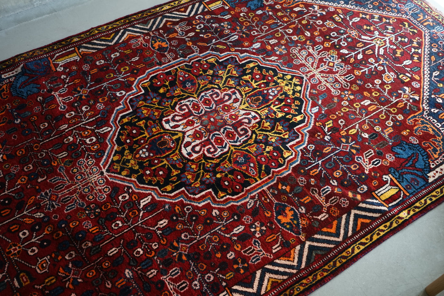 IRAN ANTIQUE SHIRAZ QASHQAI HEYBATLO 1880年代 214 × 123 cm