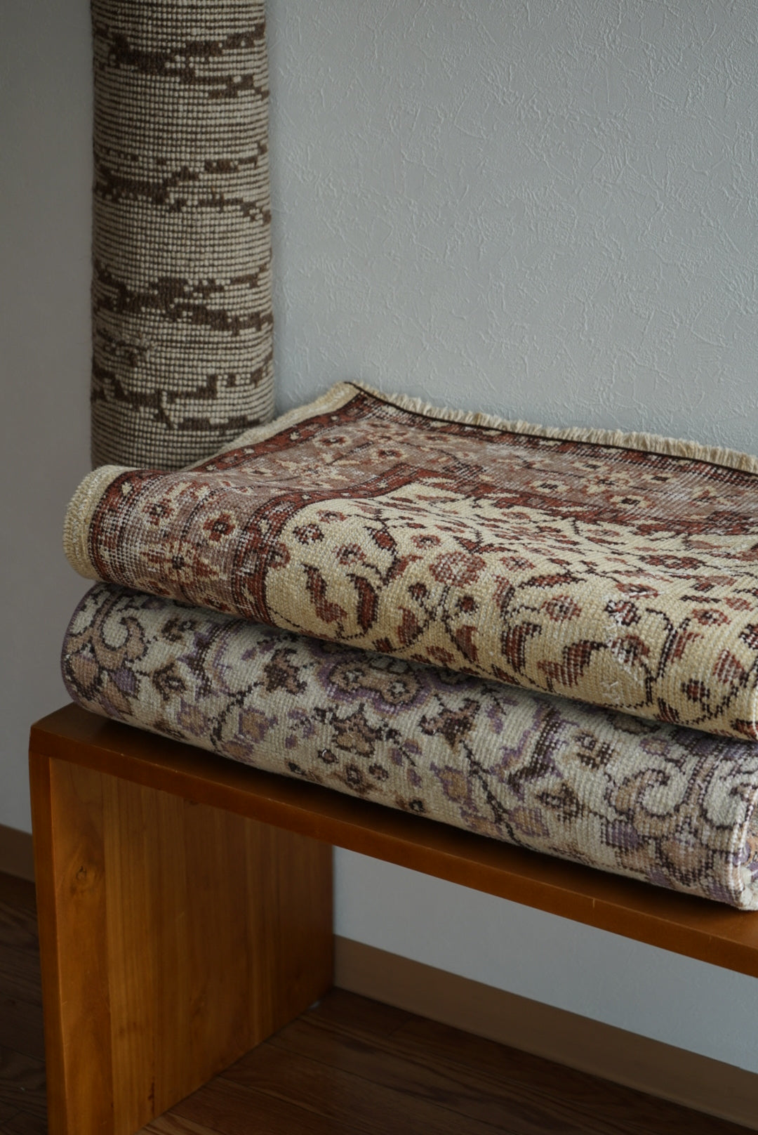 Türkiye Old Isparta Beige ,  Azuki Color Flower 1970年代 198.5 × 117 cm No.TR25519 / 国内送料無料・羊毛手織り絨毯