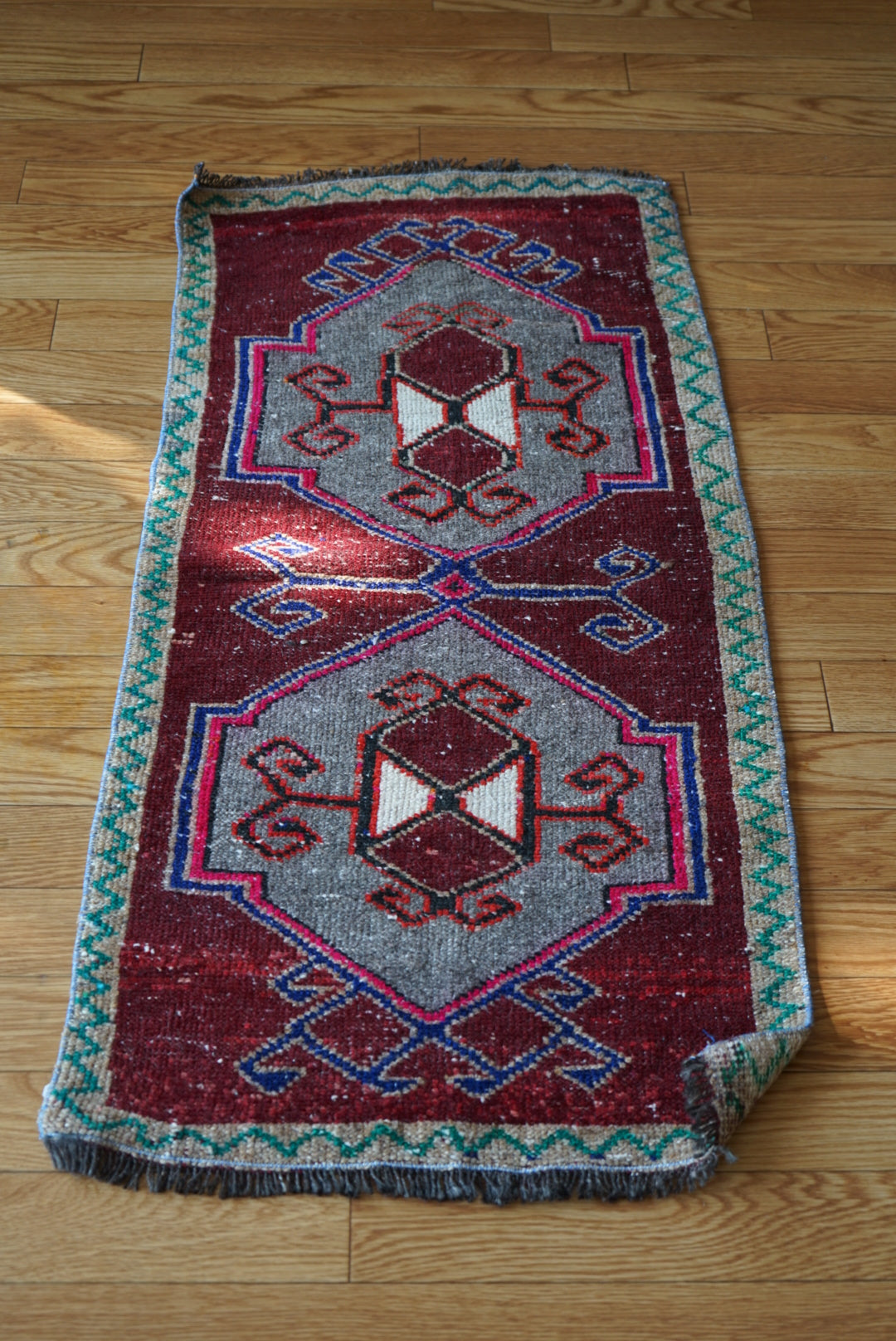 Türkiye Old Oushak Red , Green 1970年代 110.5 × 52 cm No.TR25541 / 国内送料無料・羊毛手織り絨毯