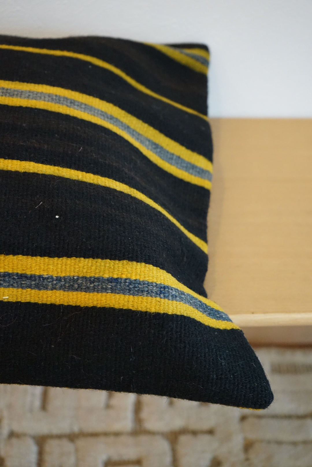 Türkiye Old Kilim Cushion Cover Black , Yellow , Blue Stripe Design 50 × 50 cm No.TR25567 / 送料無料・羊毛手織りキリム