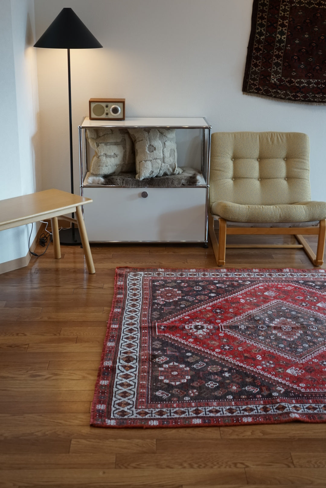 店頭販売 Türkiye Old Persia Design Red , Black 1960年代 263 × 145 cm No.TR25515 / 国内送料無料・羊毛手織り絨毯