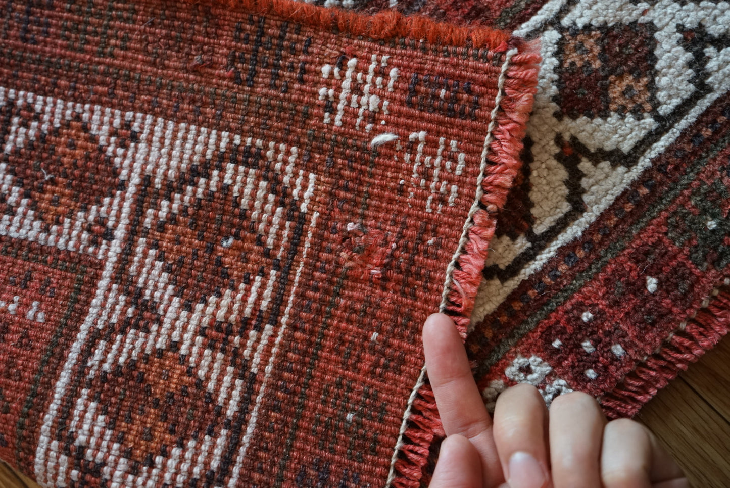 店頭販売 Türkiye Old Persia Design Red , Black 1960年代 263 × 145 cm No.TR25515 / 国内送料無料・羊毛手織り絨毯