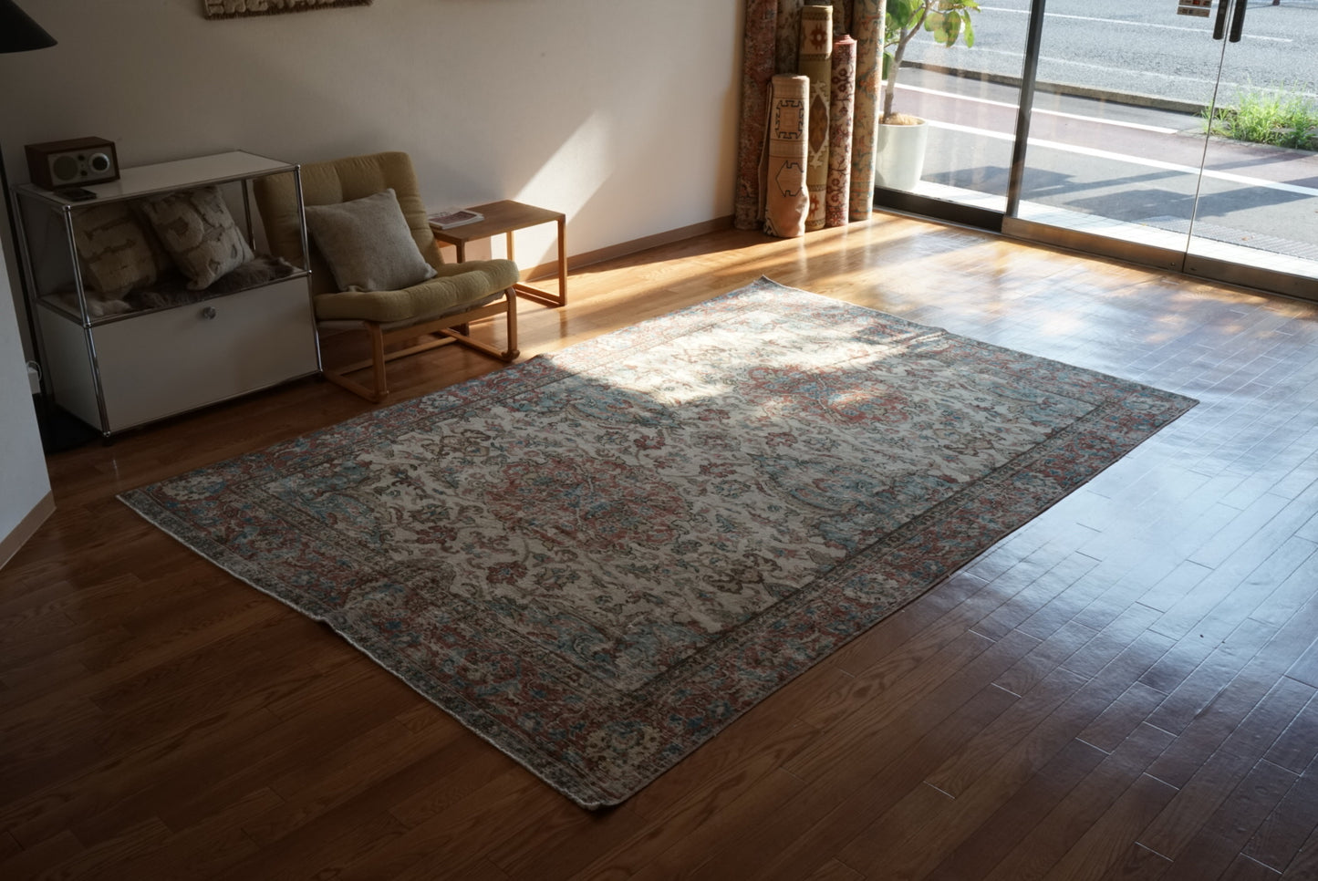 Türkiye Old Isparta Beige , Bric Red , Saxe Blue Flower 1970年代 286 × 189 cm No.TR25506 / 国内送料無料・羊毛手織り絨毯