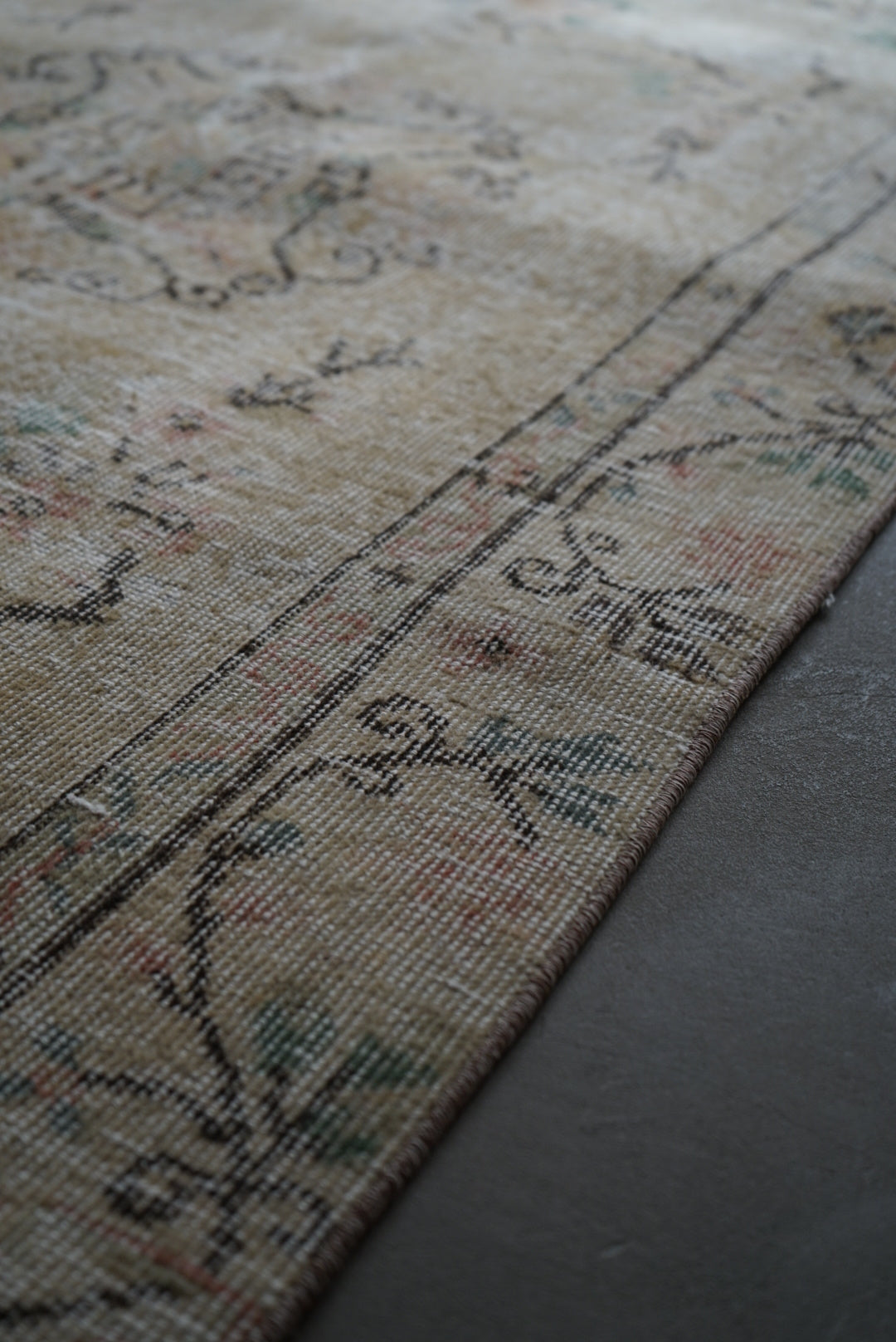 TURKEY OLD ISPARTA YELLOW BEIGE FLOWER 1970年代 194 × 106 cm No.TR25147