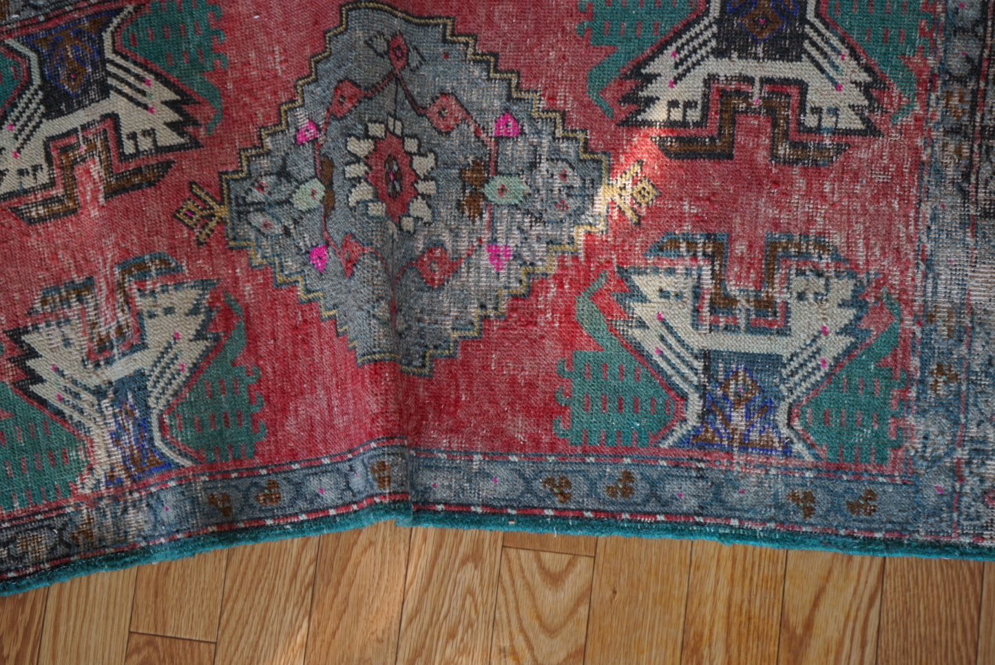 Türkiye Old Oushak Red , Green Flower 1970年代 109 × 54 cm No.TR25540 / 国内送料無料・羊毛手織り絨毯