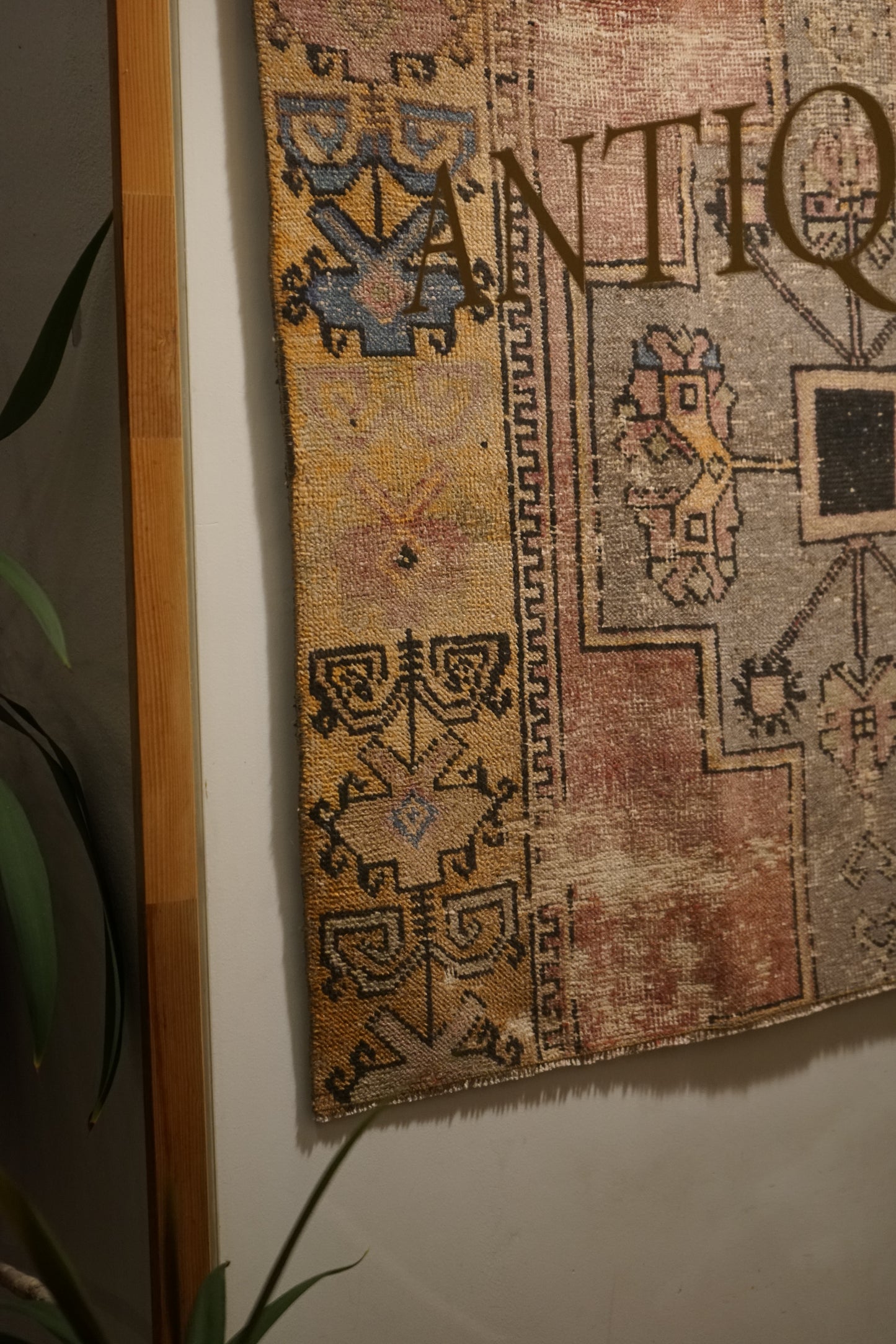 TURKEY OLD ISPARTA PINK BEIGE SMALL SIZE 1970年代 120 × 68 cm No.TR25219