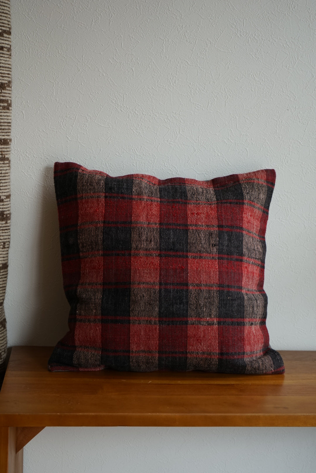 Türkiye Old Kilim Cushion Cover Red , Black Checker Design 45 × 45 cm No.TR25534 / 送料無料・羊毛手織りキリム