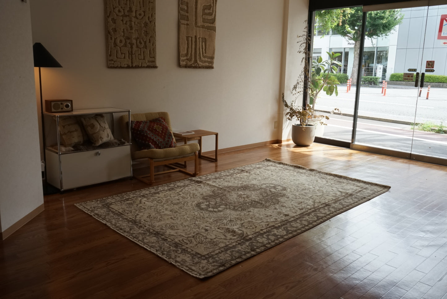 Türkiye Old Isparta Medallion Beige , Glay 1960年代 260.5 × 164 cm No.TR25492 / 国内送料無料