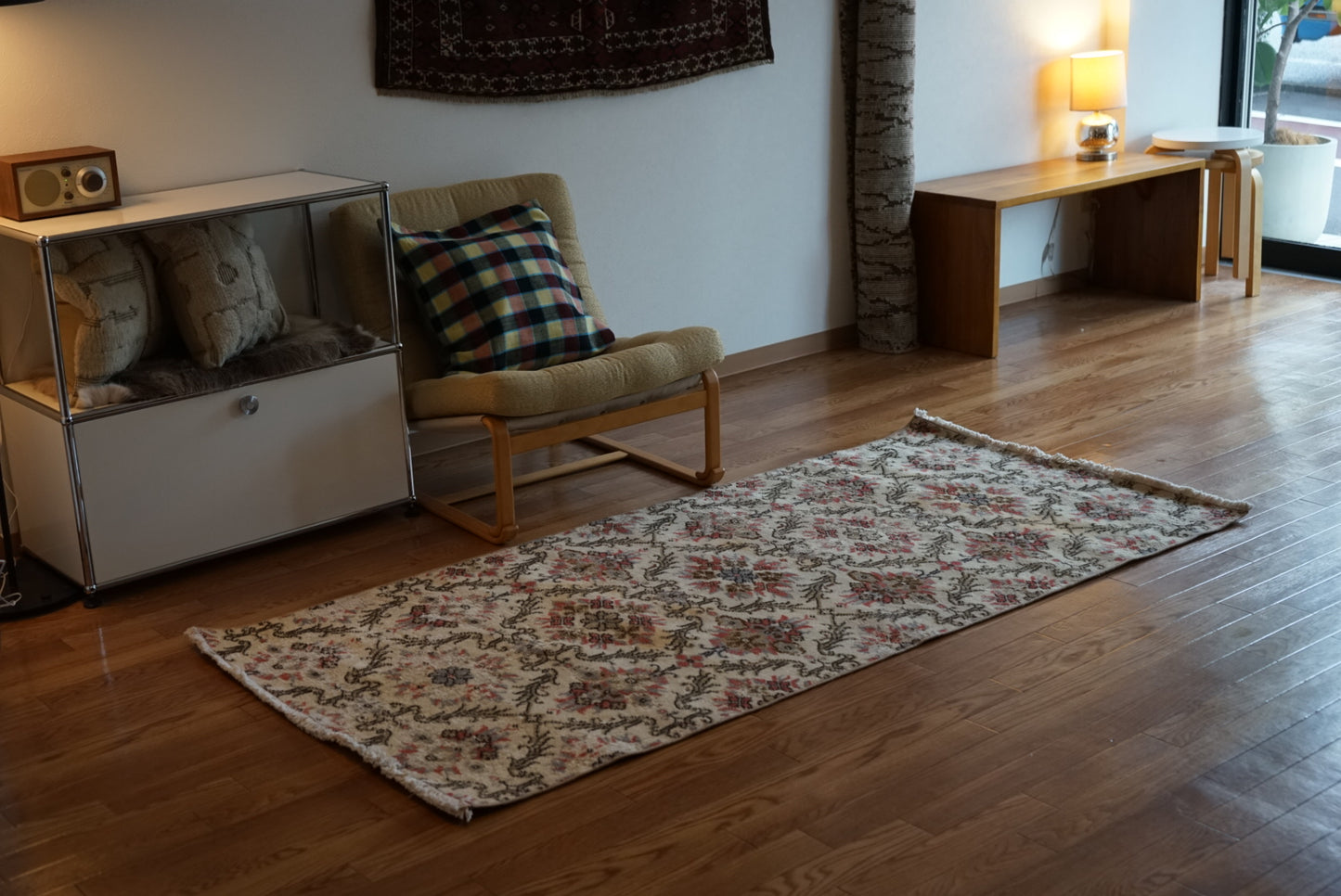 Türkiye Old Isparta Cream , Scarlet Color Flower 1970年代 194 × 95 cm No.TR25520 / 国内送料無料・羊毛手織り絨毯