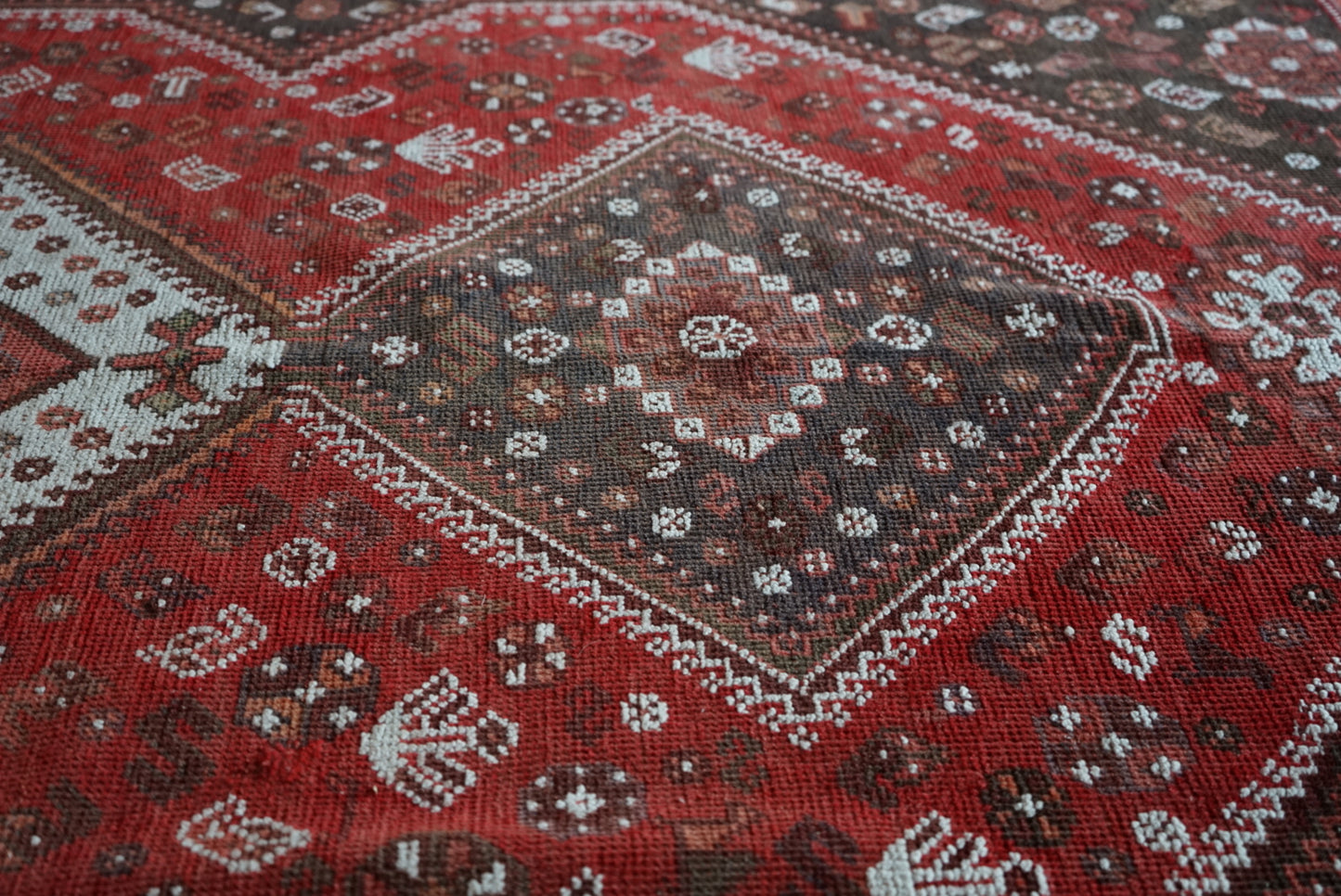 店頭販売 Türkiye Old Persia Design Red , Black 1960年代 263 × 145 cm No.TR25515 / 国内送料無料・羊毛手織り絨毯