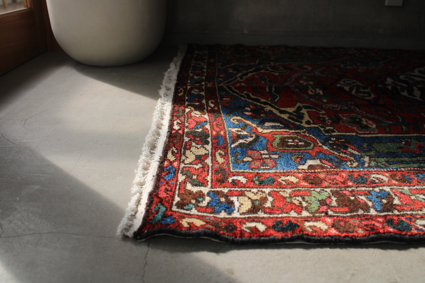 店頭販売 IRAN ANTIQUE BAKHTIARI 
1900年代 198 × 122 cm