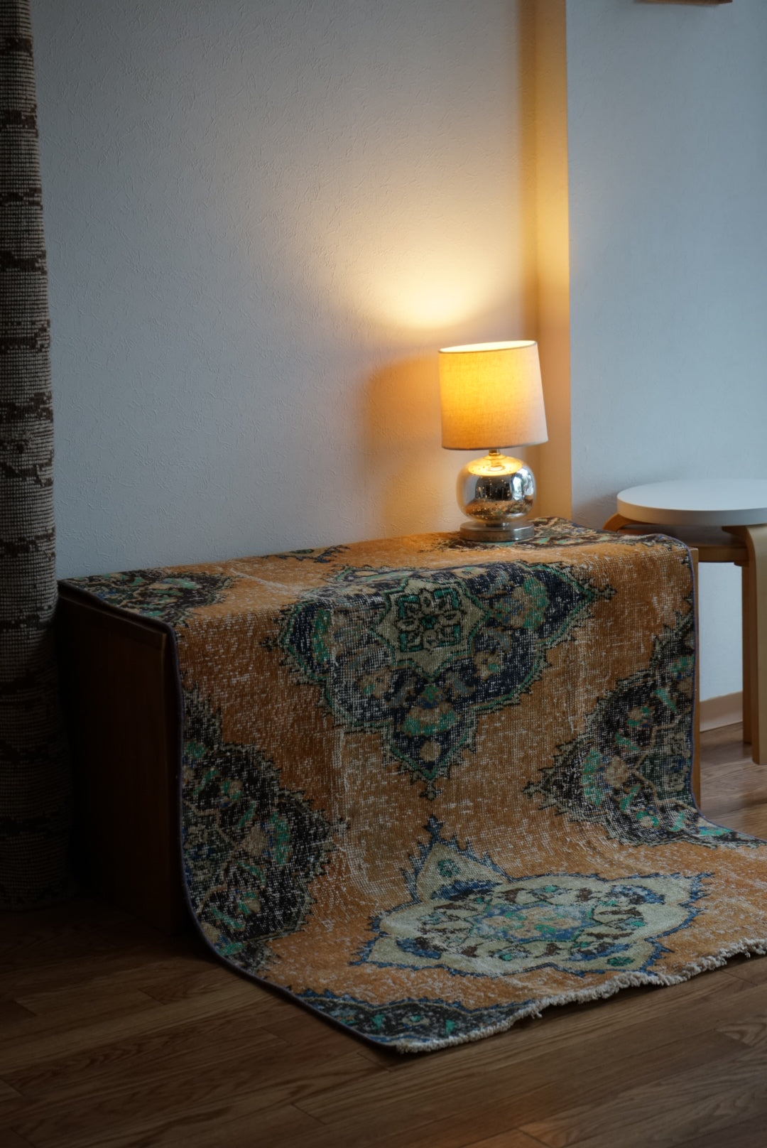 Türkiye Old Isparta Orange Flower 1970年代 186 × 97 cm No.TR25517 / 国内送料無料・羊毛手織り絨毯