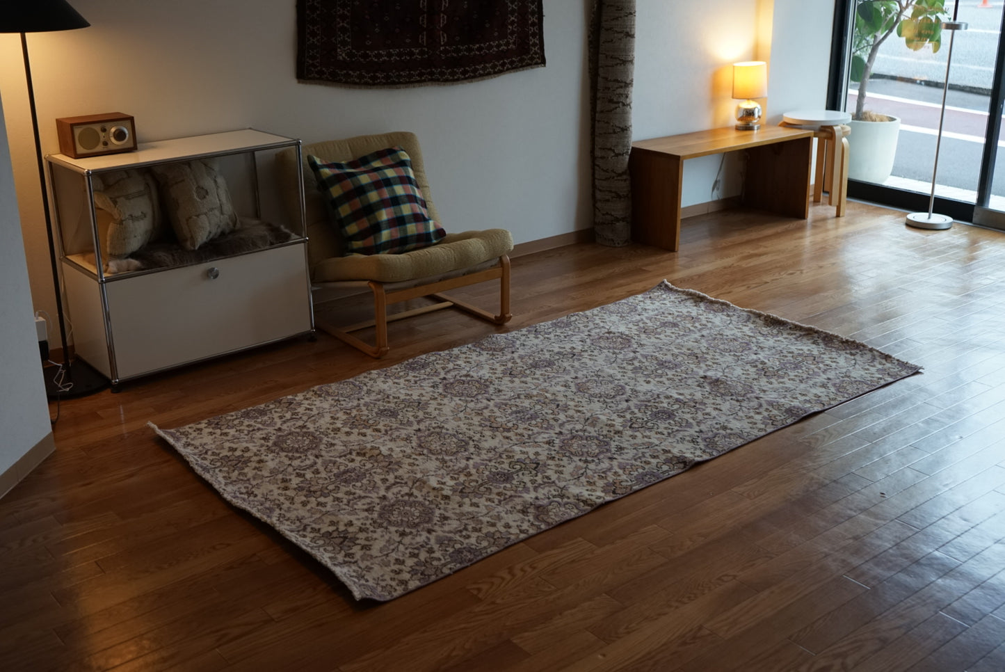 Türkiye Old Isparta Beige ,  Purple Flower 1970年代 226 × 120 cm No.TR25518 / 国内送料無料・羊毛手織り絨毯