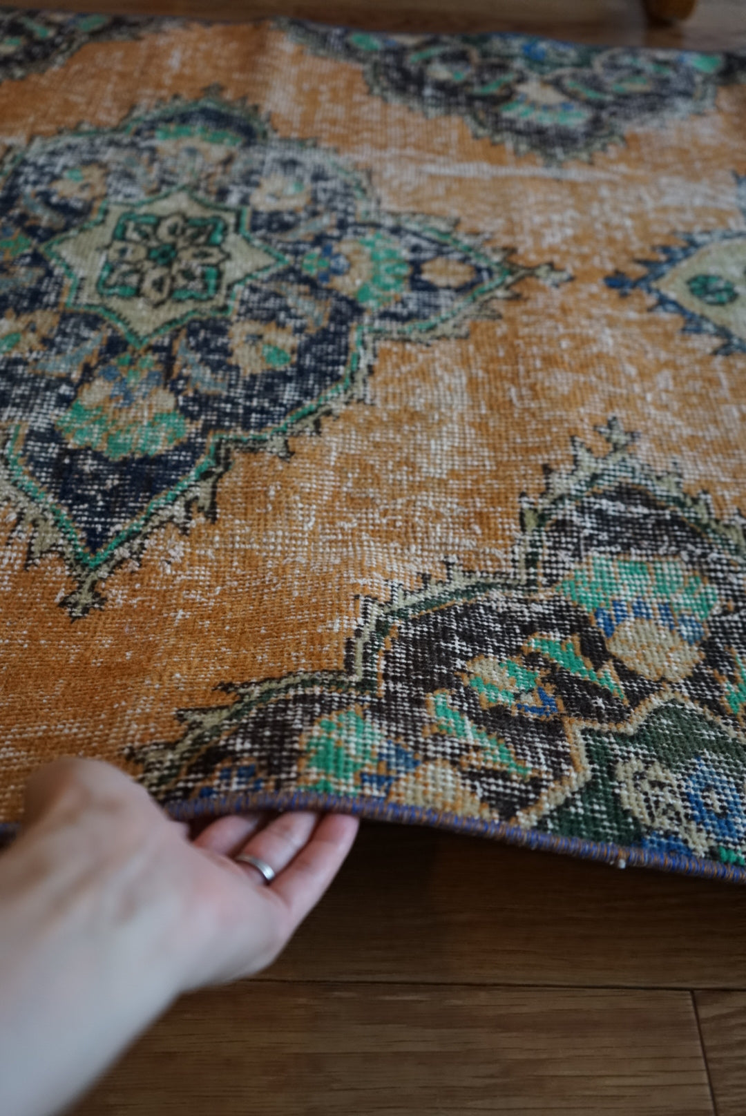 Türkiye Old Isparta Orange Flower 1970年代 186 × 97 cm No.TR25517 / 国内送料無料・羊毛手織り絨毯
