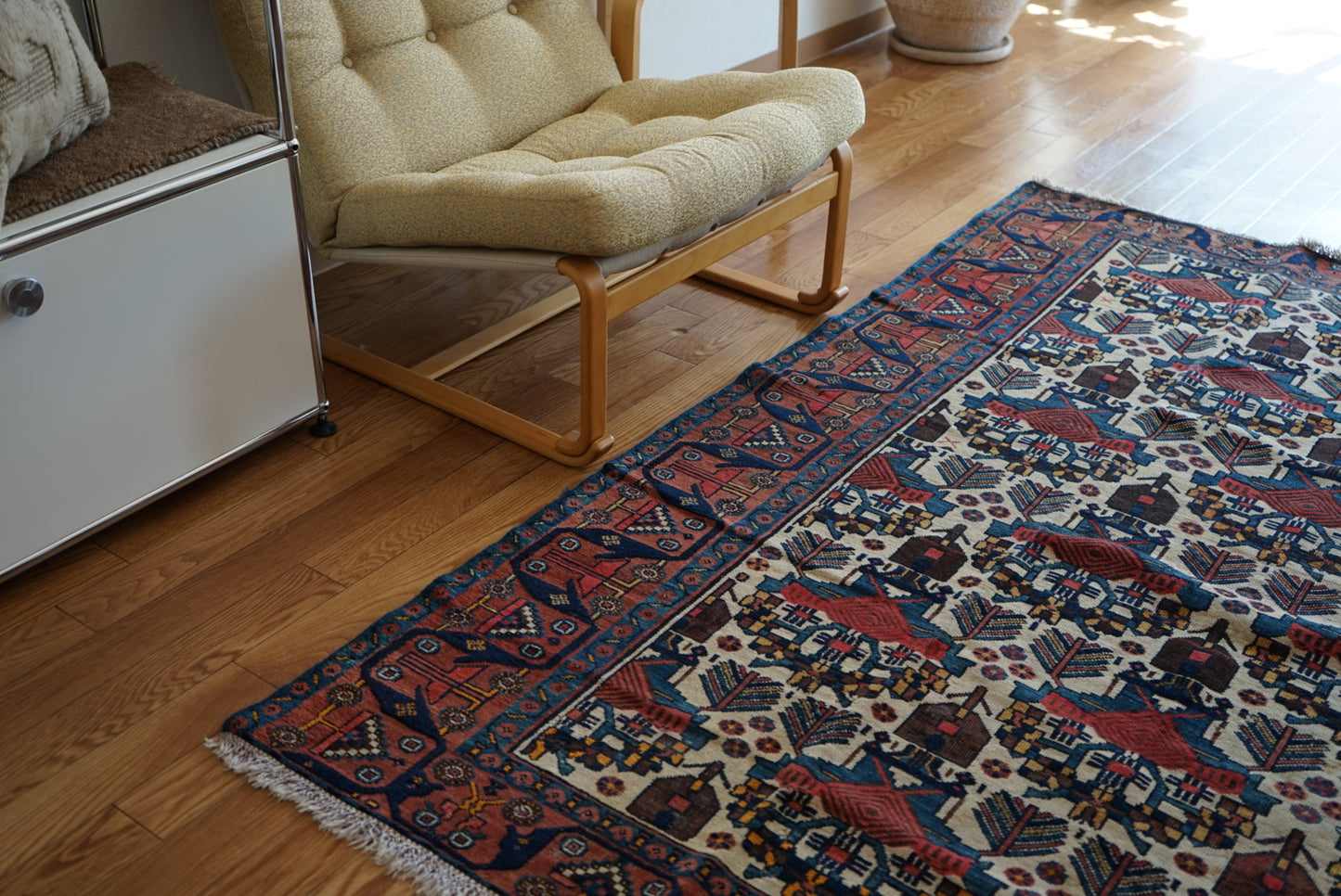店頭販売 IRAN ANTIQUE BAKHTIARI GAVAN BUSHES
1870年代 185.5 × 146 cm
