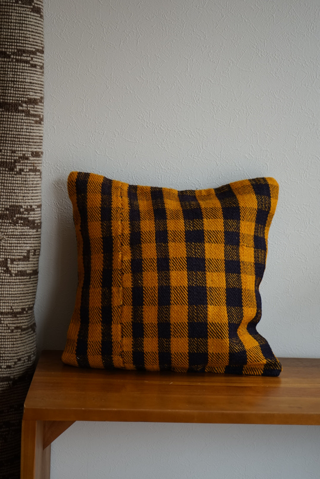 Türkiye Old Kilim Cushion Cover Yellow , Navy Checker Design 45 × 45 cm No.TR25530 / 国内送料無料・羊毛手織りキリム