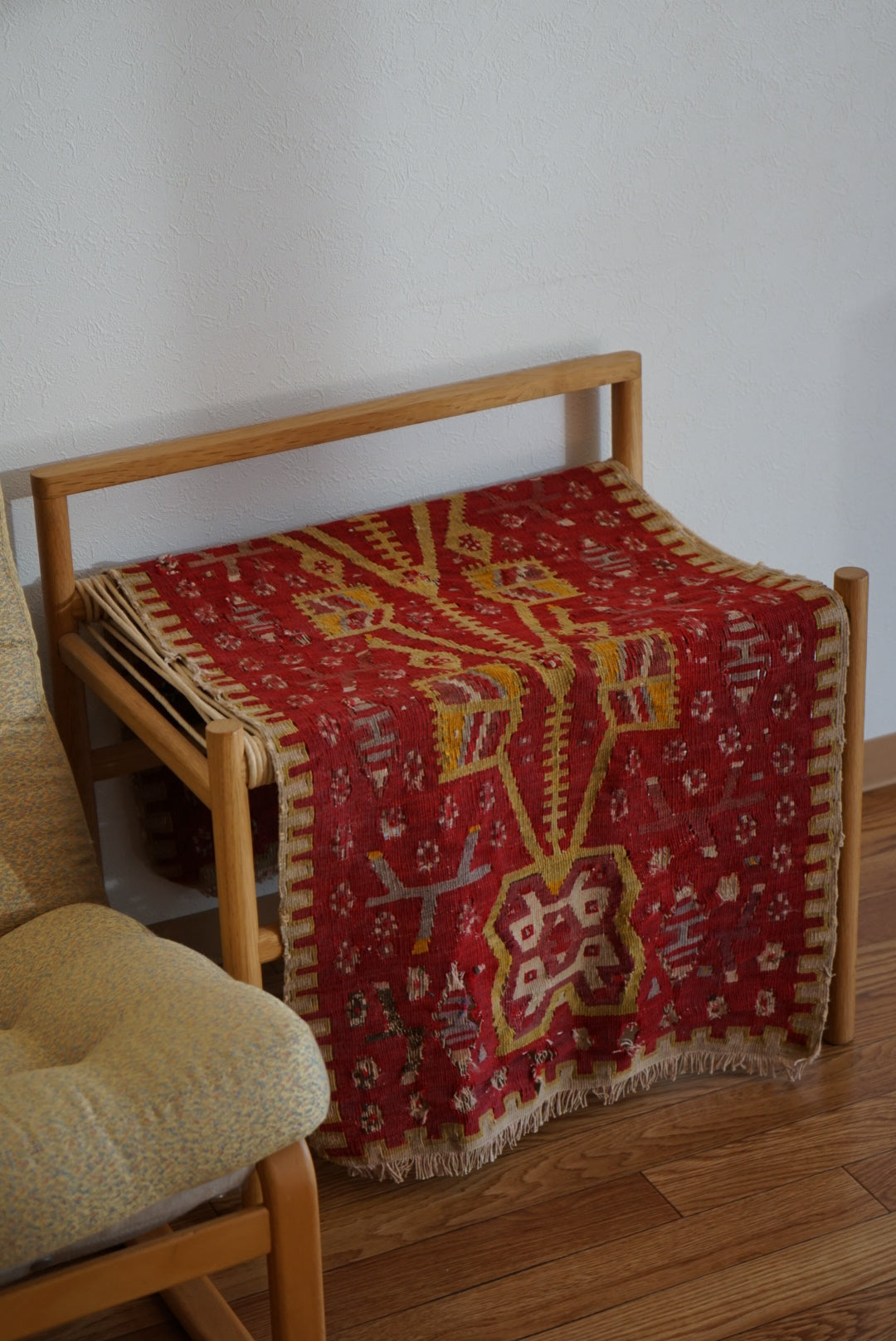 店頭販売 Tribal rug Türkiye Old Anatoria Kilim Tapestry Red , Yellow " Tree of life " 1960年代 111 × 53 cm No.TR25565 / 国内送料無料・羊毛手織りキリム