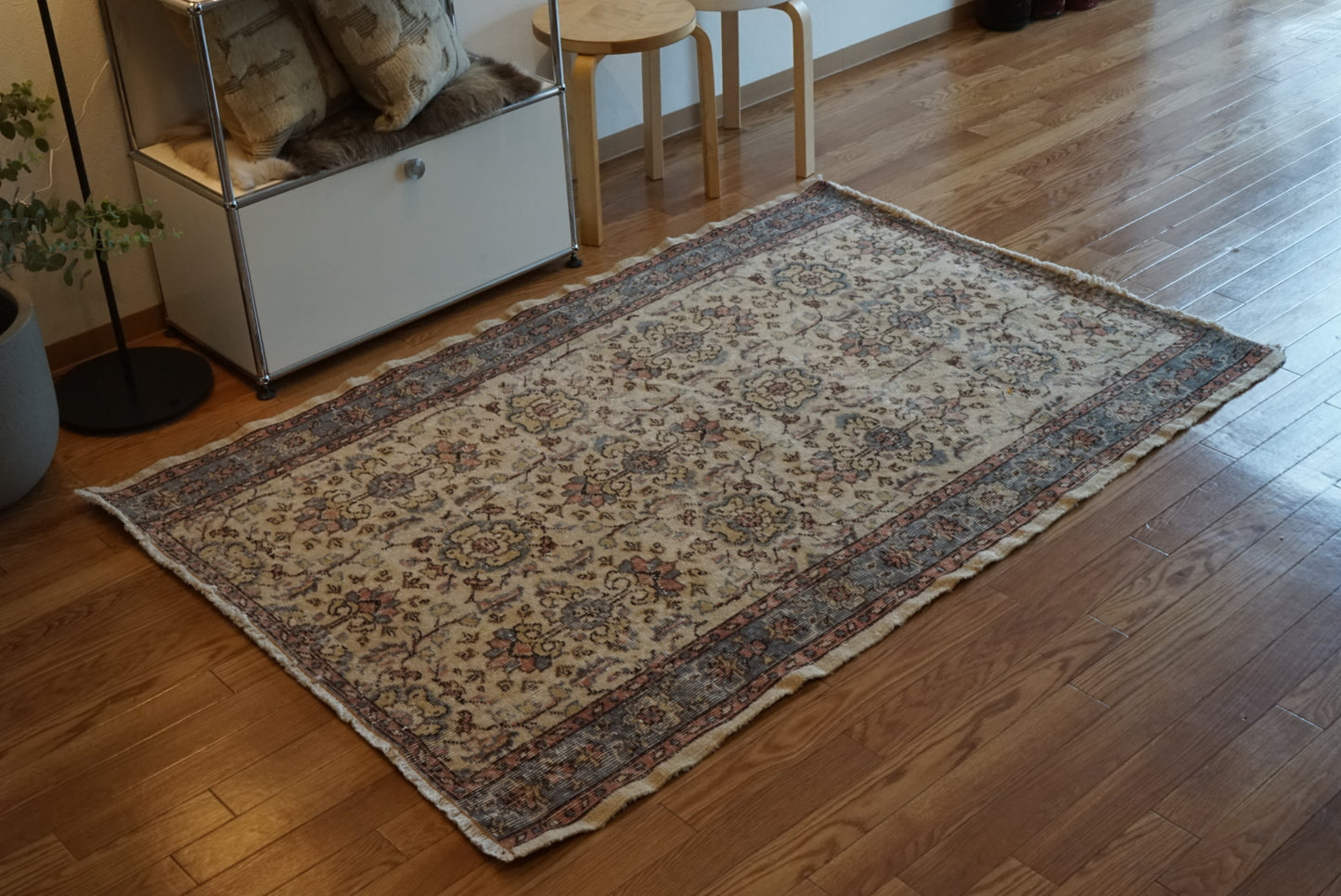 Türkiye Old Isparta Beige , Glay , Botanical 1970年代 176 × 119 cm No.TR25453