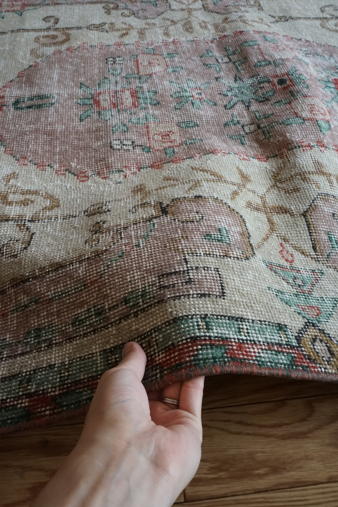 Türkiye Old Isparta Beige , Pink , Green Flower Garden 1970年代 208 × 113 cm No.TR25509 / 国内送料無料・羊毛手織り絨毯