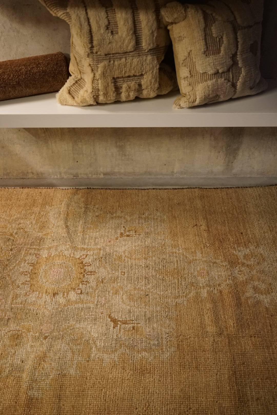 Türkiye Old Oushak Beige Medallion Flower Small size 1970年代 129 × 106 cm No.TR25238