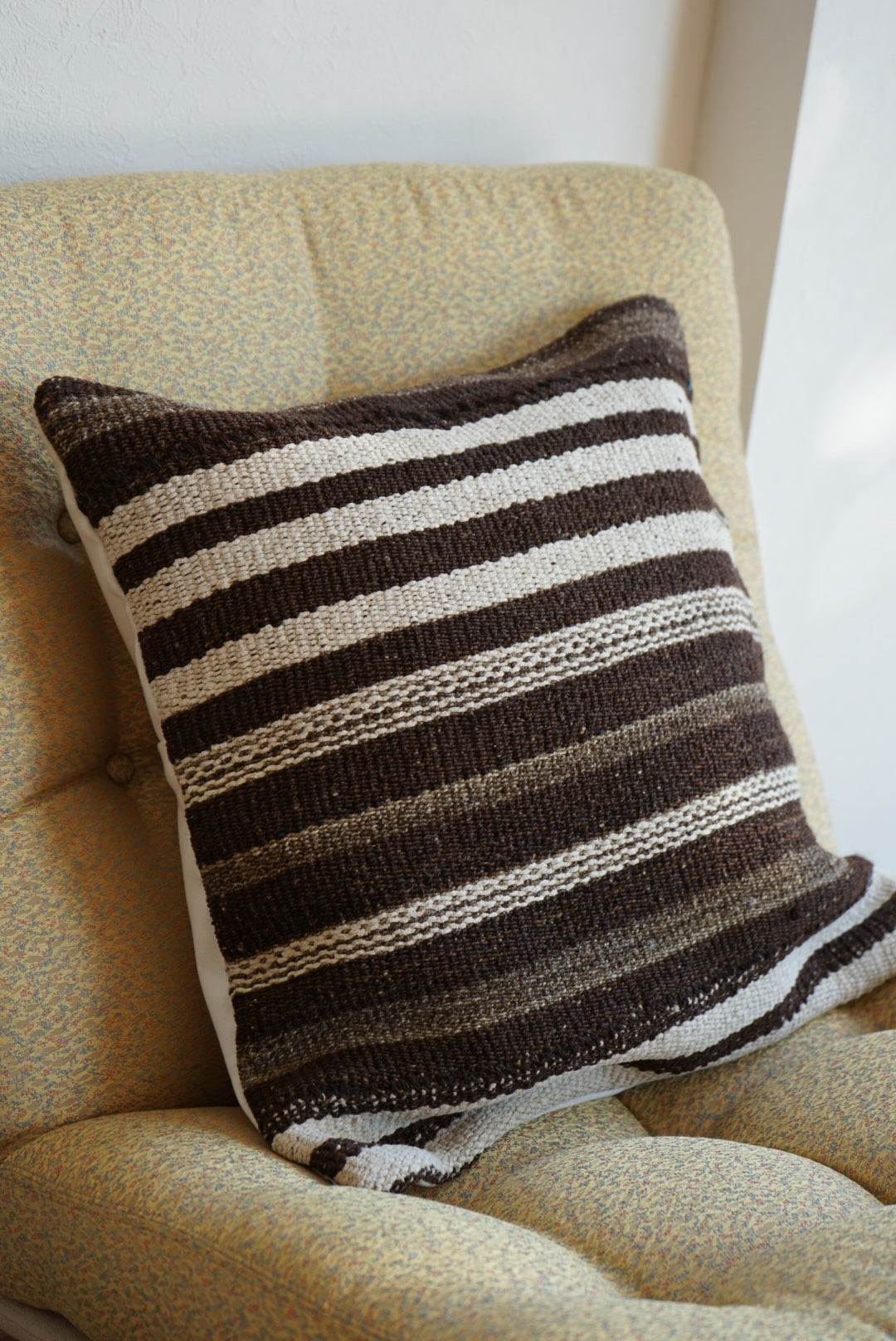 Türkiye Old Kilim Cushion Cover Brown , White Stripe Design 45 × 45 cm No.TR25553 / 送料無料・羊毛手織りキリム