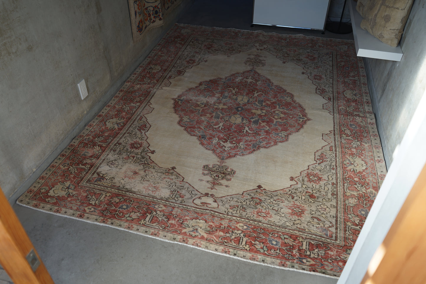 TURKEY OLD ISPARTA PINK BEIGE MEDALLION 1970年代 265 × 194 cm No.TR25213