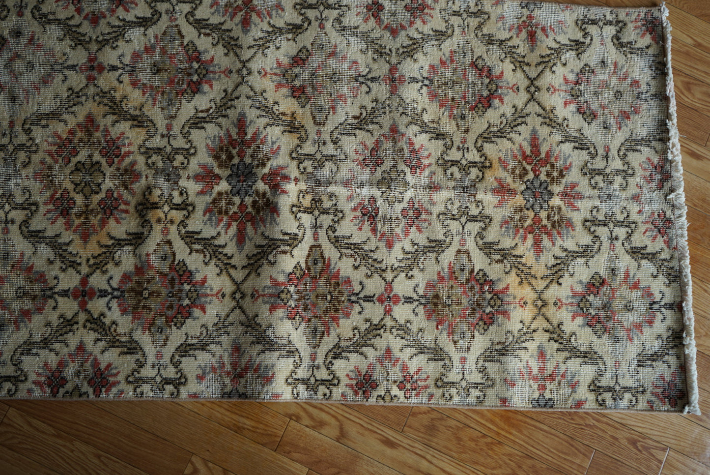 Türkiye Old Isparta Cream , Scarlet Color Flower 1970年代 194 × 95 cm No.TR25520 / 国内送料無料・羊毛手織り絨毯