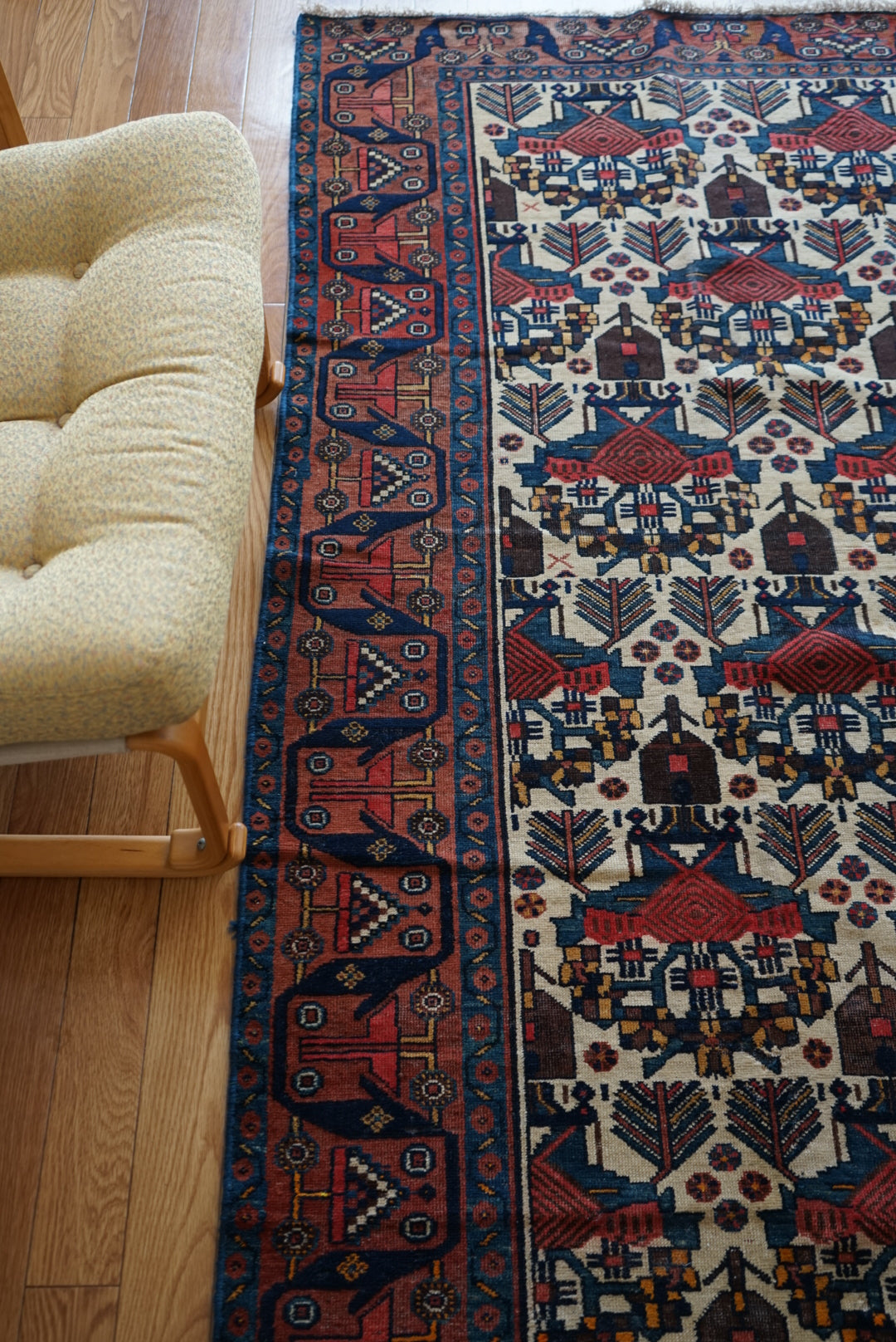 店頭販売 IRAN ANTIQUE BAKHTIARI GAVAN BUSHES
1870年代 185.5 × 146 cm