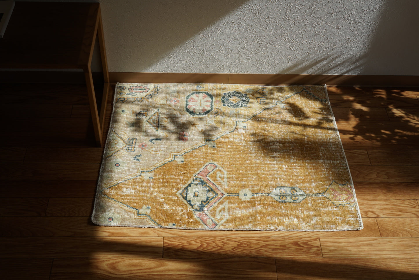 Türkiye Old Oushak Beige , Brass 1970年代 85 × 70 cm No.TR25479 / 国内送料無料