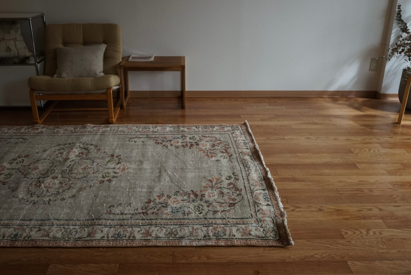 Türkiye Old Isparta Sage Green Flower Medallion 1970年代 248 × 148.5 cm No.TR25511 / 国内送料無料・羊毛手織り絨毯