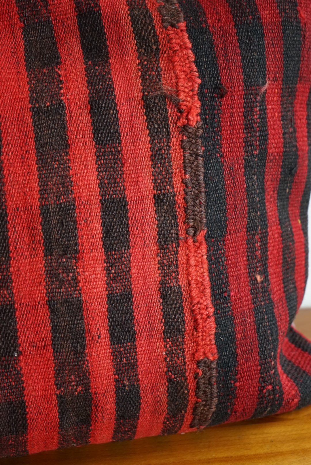 Türkiye Old Kilim Cushion Cover Red , Black Checker Design 50 × 50 cm No.TR25524 / 国内送料無料・羊毛手織りキリム