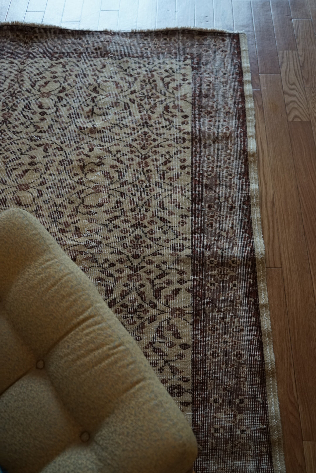 Türkiye Old Isparta Beige ,  Azuki Color Flower 1970年代 198.5 × 117 cm No.TR25519 / 国内送料無料・羊毛手織り絨毯