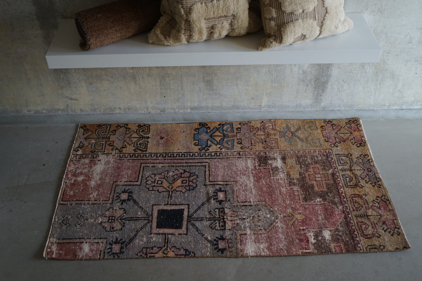 TURKEY OLD ISPARTA PINK BEIGE SMALL SIZE 1970年代 120 × 68 cm No.TR25219