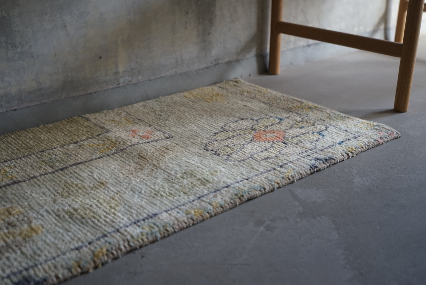 Türkiye Old Oushak Beige Pale Green Small size 1970年代 104 × 46 cm No.TR25245