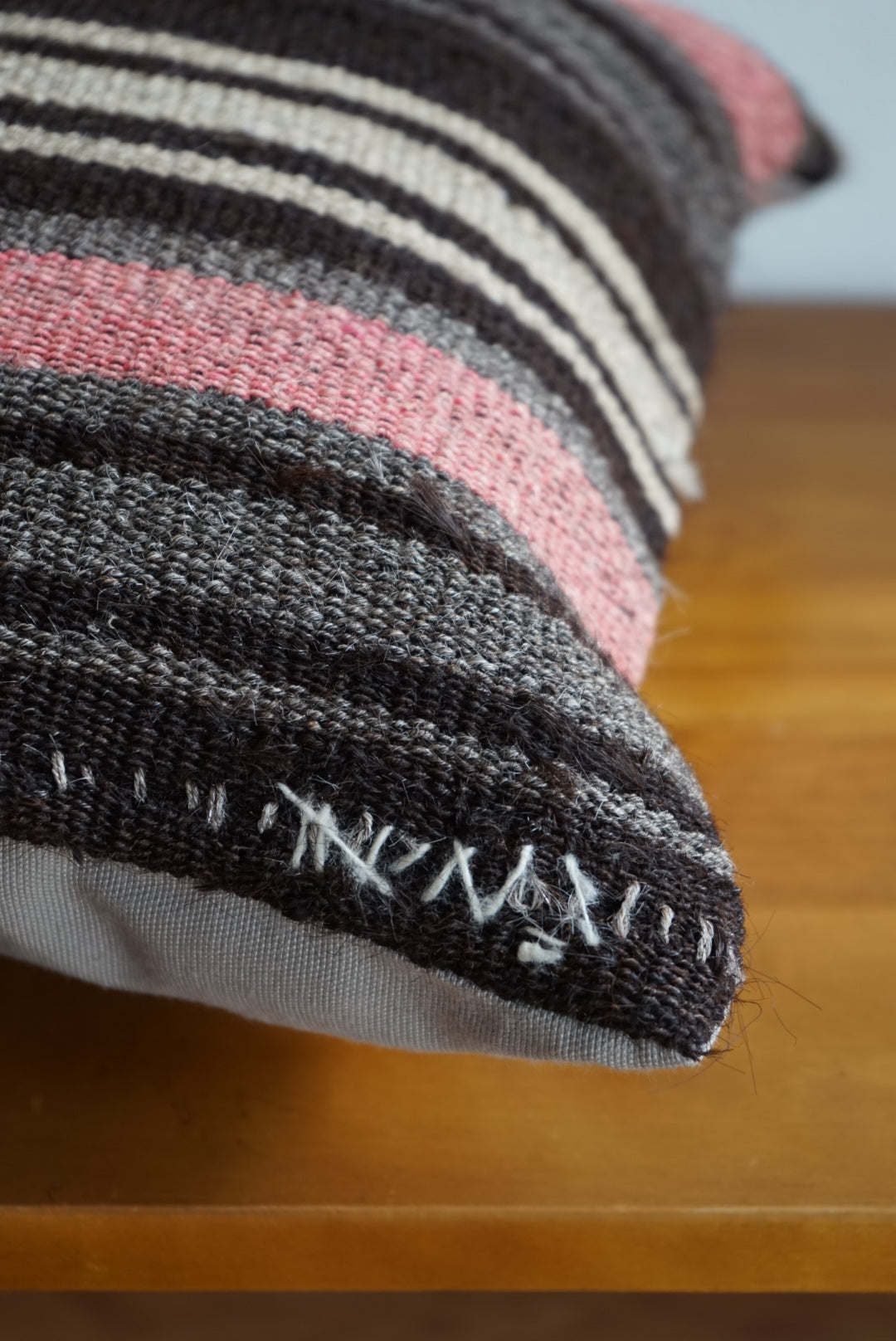 Türkiye Old Kilim Cushion Cover Pink , Black , Glay Mix Color Border Design 50 × 50 cm No.TR25526 / 国内送料無料・羊毛手織りキリム