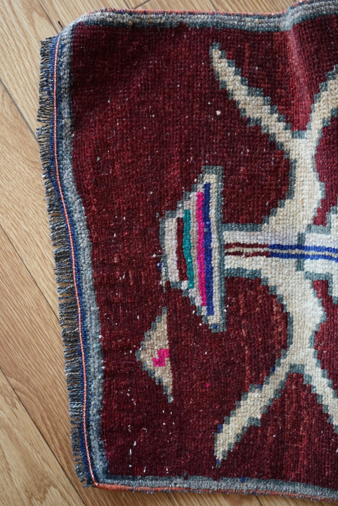 Türkiye Old Oushak Wine Red Flower 1970年代 111 × 49 cm No.TR25538 / 国内送料無料・羊毛手織り絨毯