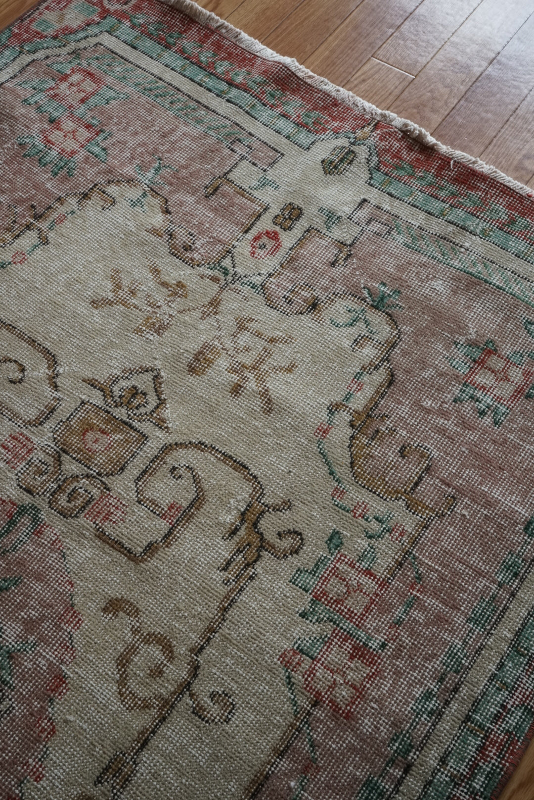 Türkiye Old Isparta Beige , Pink , Green Flower Garden 1970年代 208 × 113 cm No.TR25509 / 国内送料無料・羊毛手織り絨毯